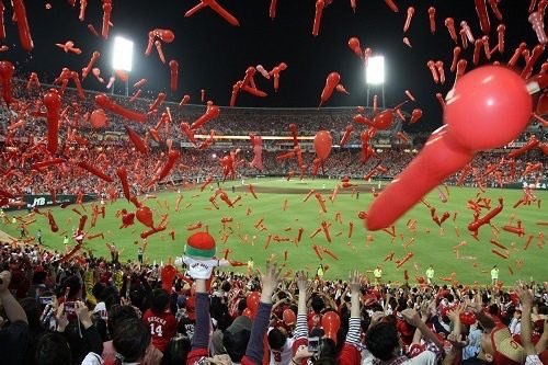 ナイターで舞う赤いジェット風船