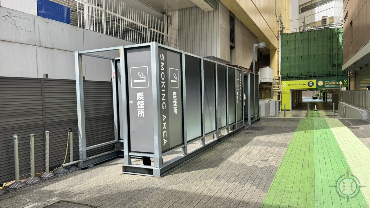 東京ドームシティ内の黄色いビル横の喫煙所