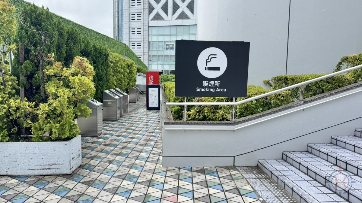 東京ドームシティ内の東エレベーターホール横の喫煙所