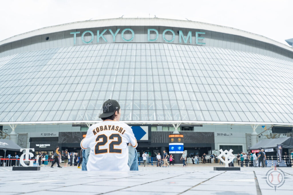 小林選手のユニフォームを着て東京ドームを見つめる田中凌平さん