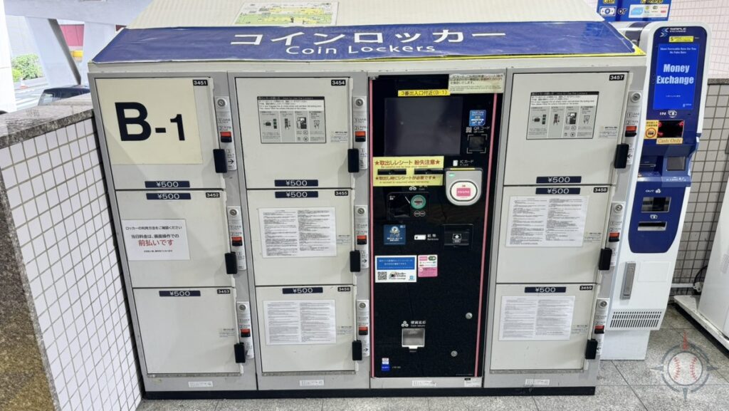「後楽園方面改札」を出て右斜め前にあるコインロッカー
