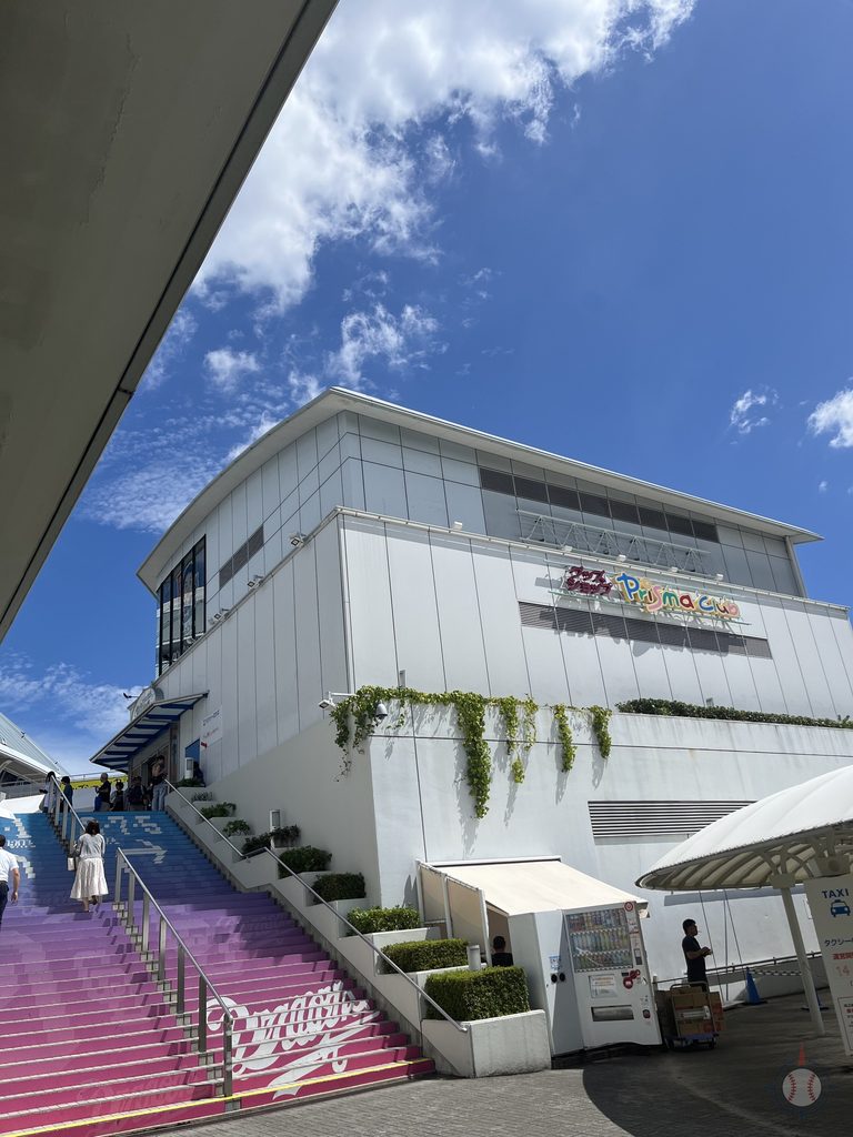 2Fの8ゲート付近グッズショップの階段下にある喫煙所