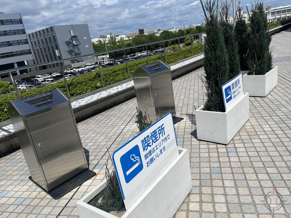 2Fのオープンデッキの2ゲート前にある喫煙所