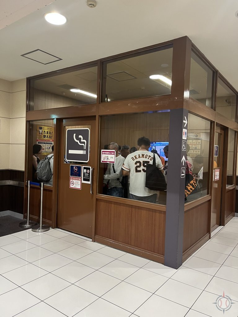 イオンモールナゴヤドーム前_屋内にある喫煙所